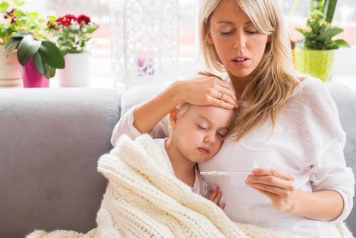 Mãe tirando a temperatura do filho