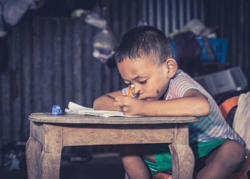 Menino com superdotação inteletual escrevendo