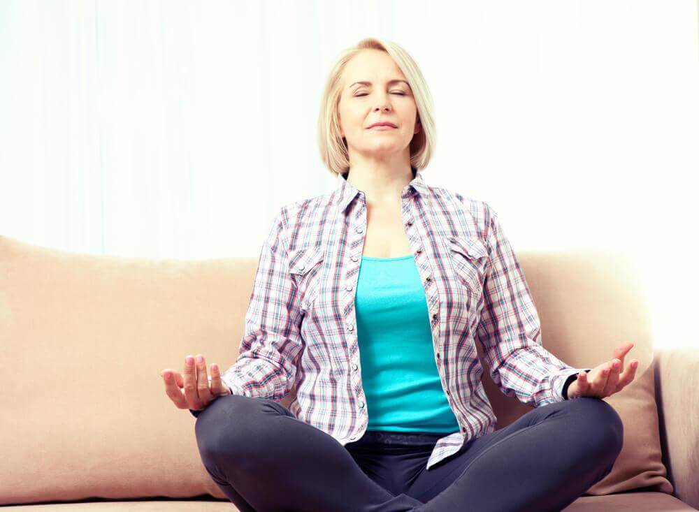 Mulher meditando