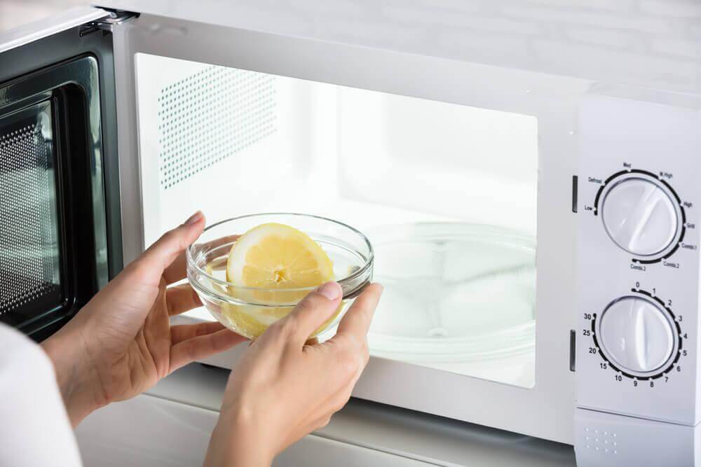 Truques para limpar o micro-ondas