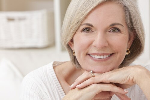 Mulher bonita e sorridente na menopausa