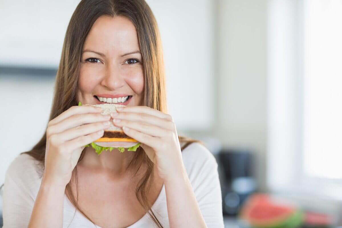 Mulher comendo sanduíche
