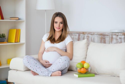 Mulher grávida se alimentando de frutas