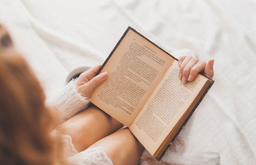 Mulher lendo um livro
