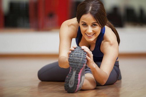 Mulher se exercitando em casa