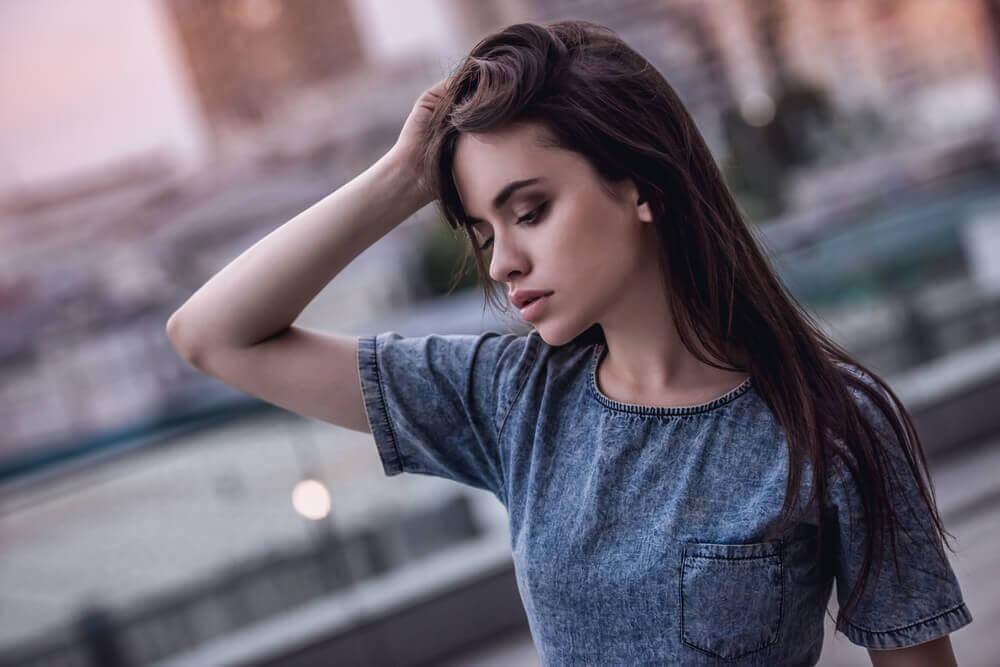 Mulher pensativa