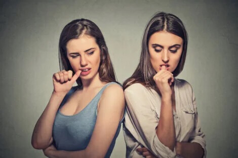 Mulheres desconfiadas umas das outras