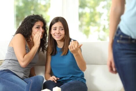 Mulheres falando mal umas das outras: síndrome da abelha-rainha