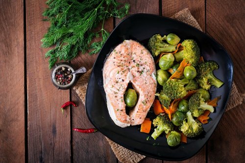 Peixe com vegetais cozidos no vapor