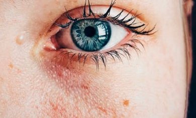 Olhos azuis femininos