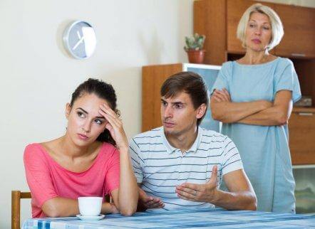 Casal brigando frente a outra pessoa