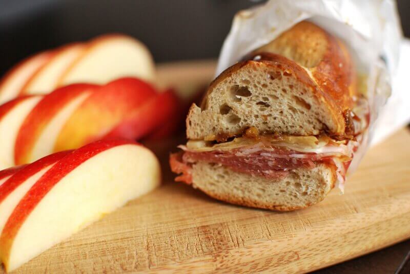 Sanduíche de salame e maçã