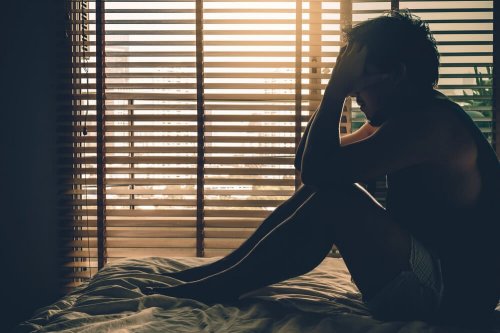 Homem nãoconseguindo pegar no sono