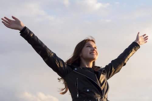 Mulher feliz em solidão