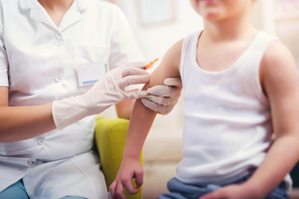 Criança tomando vacina