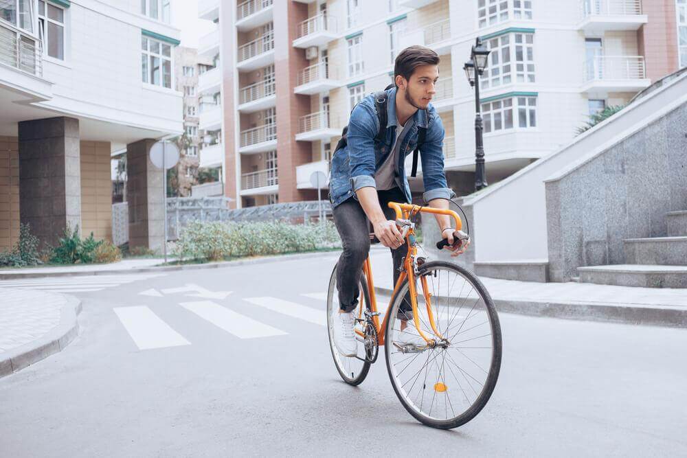 Jovem andando de bicicleta