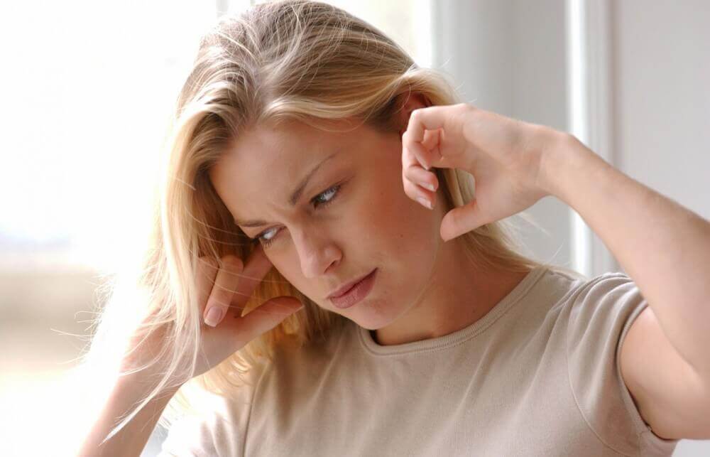 Mulher com dor de ouvido