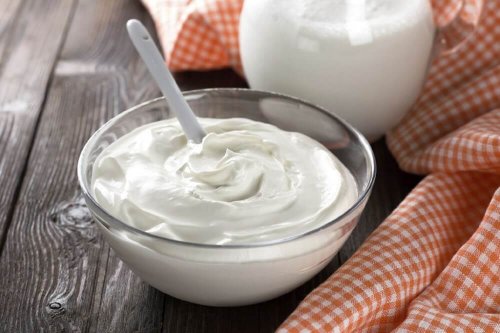 Iogurte integral ou desnatado. Qual é a melhor opção na dieta?