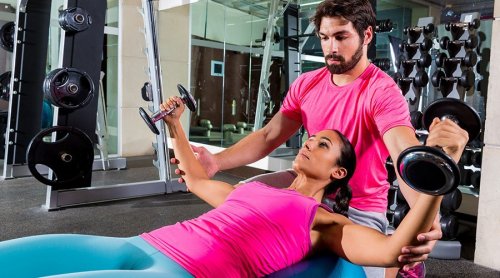 Mulher fazendo musculação