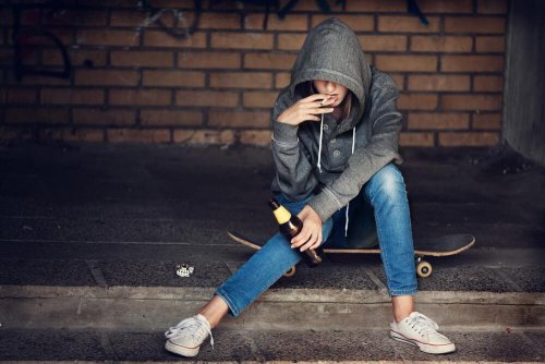 Menina consumindo álcool e drogas