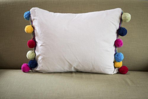 almofada decorada com pompons