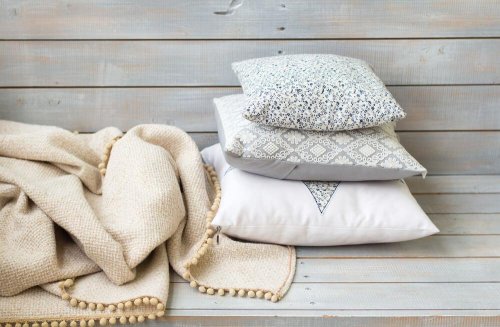 Almofadas decorativas com cobertor