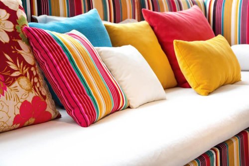Sofá com almofadas decorativas
