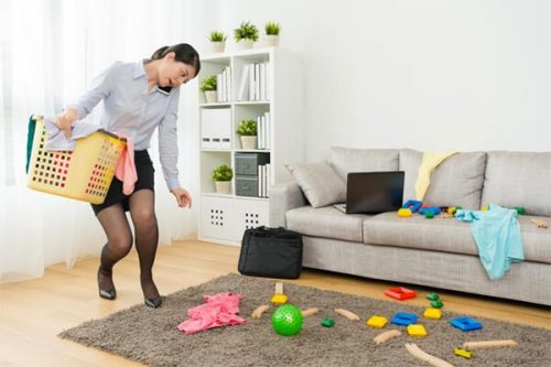 Mulher com desordem na casa