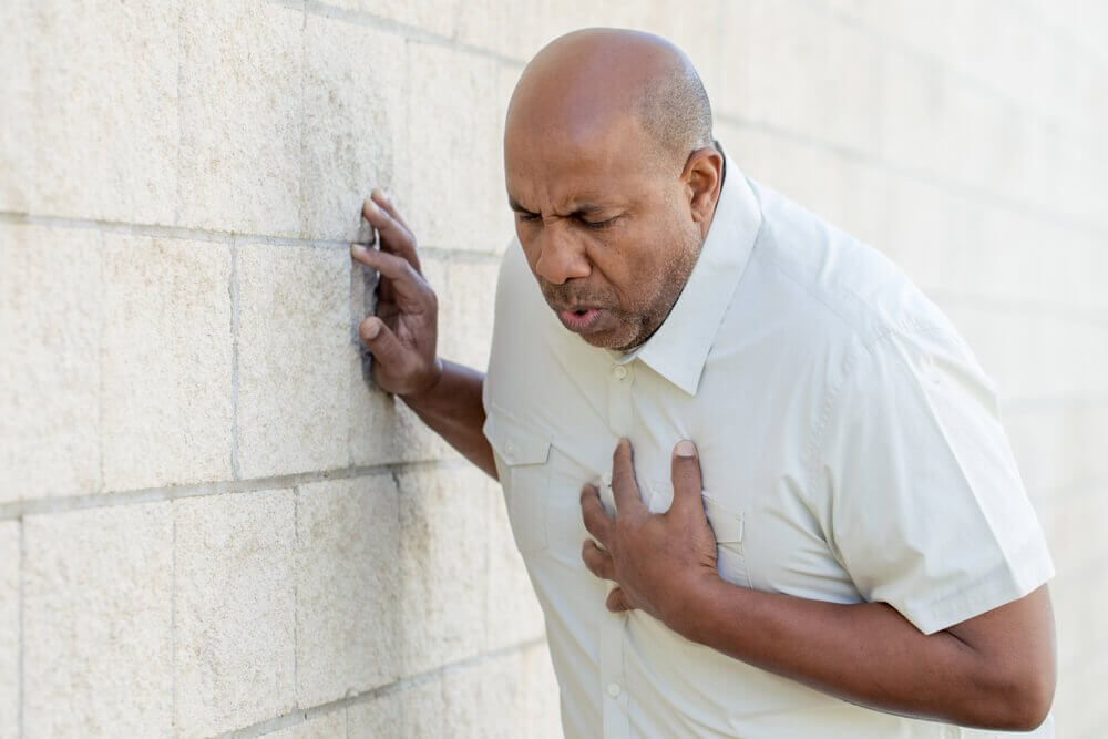 Homem tendo ataque cardíaco