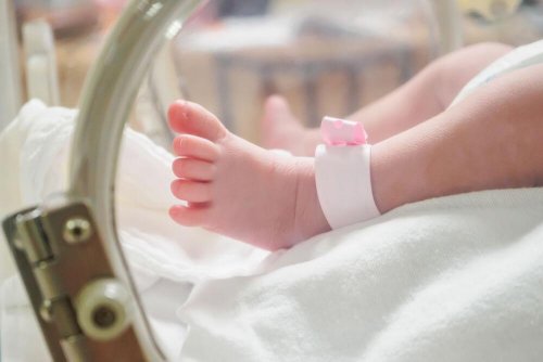 Bebê no incubador depois do parto normal