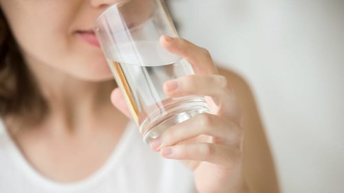 Mulher tomando água