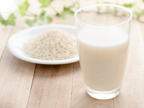Um bebê de 9 meses não deveria comer bebidas de arroz