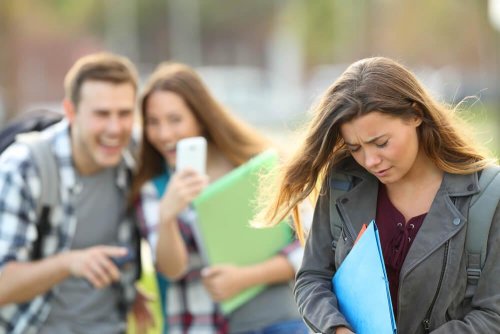 Menina sofrendo de bullying emocional na faculdade