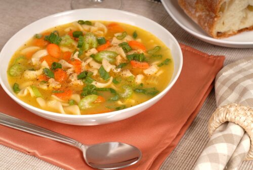 Caldo de aipo e legumes