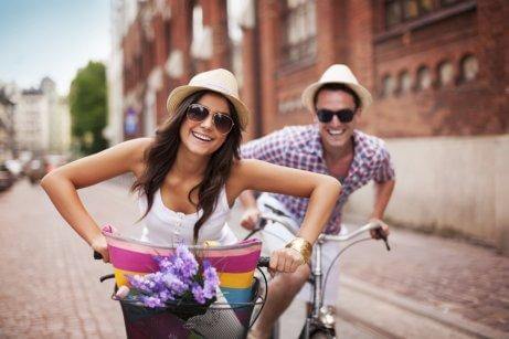 Ex parceiros andando de bicicleta-ex quer ser meu amigo