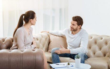 Casal tendo conversa saudável