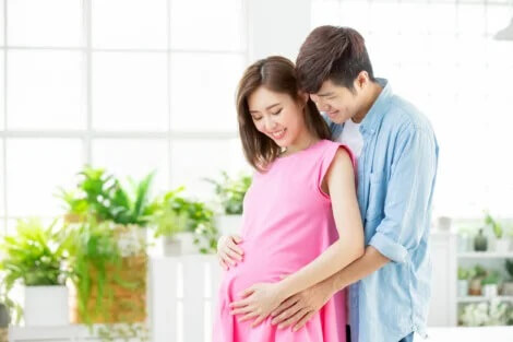 Mulher grávida feliz por estar sempre acompanhada