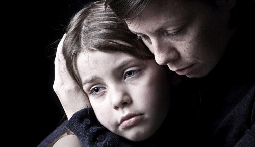 Mãe narcisista abraçando filha