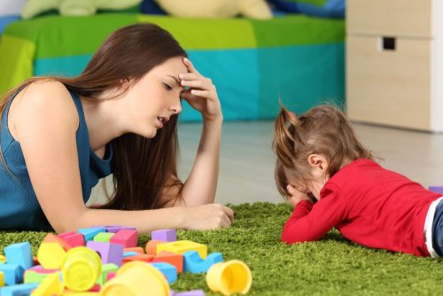 Mãe tentando lidar com sua filha chorando