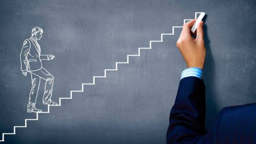 Homem subindo escada