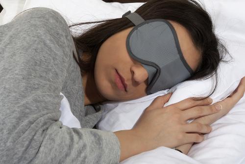 Mulher dormindo com máscara