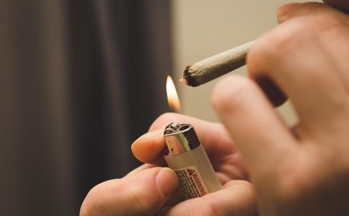Pessoa consumindo drogas