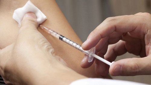 Vacina contra tumores cancerígenos sendo aplicada