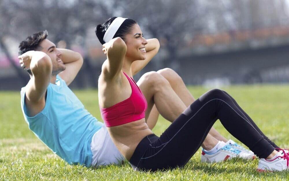 Casal fazendo exercícios