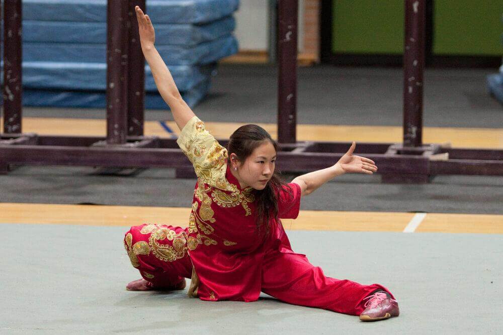 Mulher fazendo tai chi