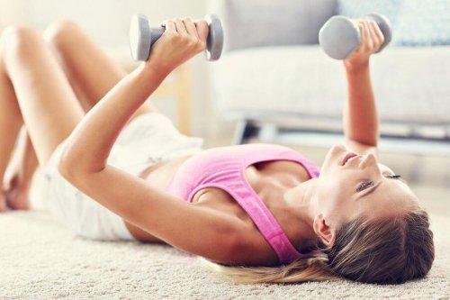 Exercícios com pesos ajudam a tonificar seus seios