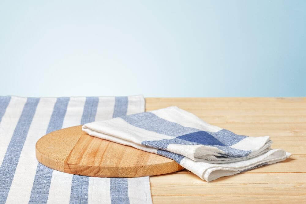 Guardanapos de pano sobre a mesa