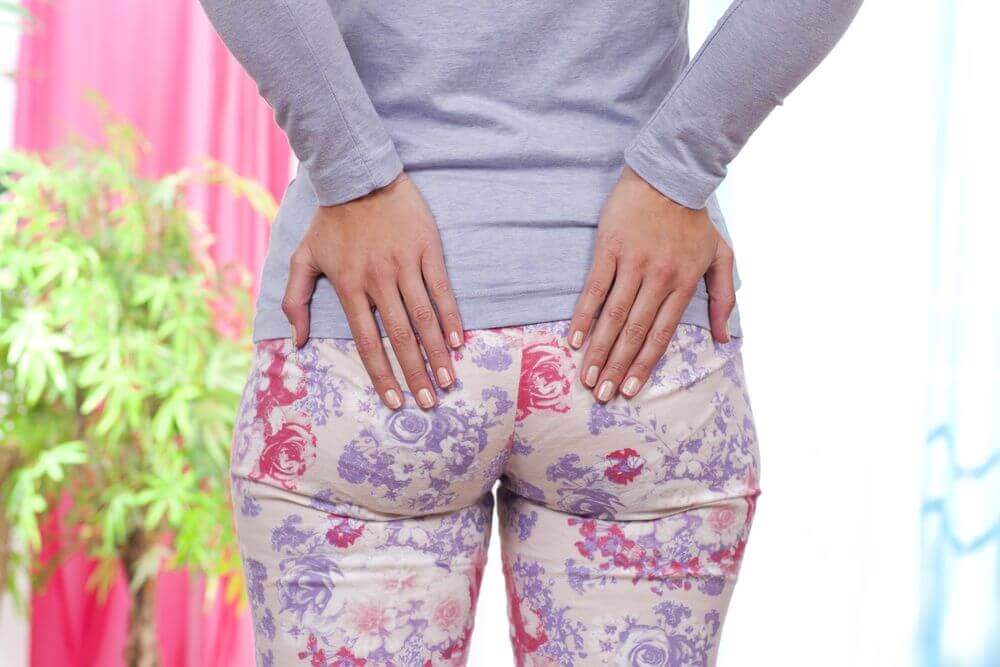 Mulher com dor no bumbum