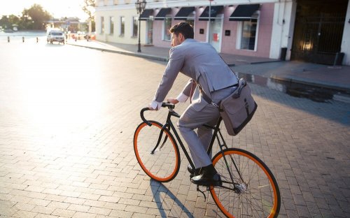 Homem andando de bicicleta
