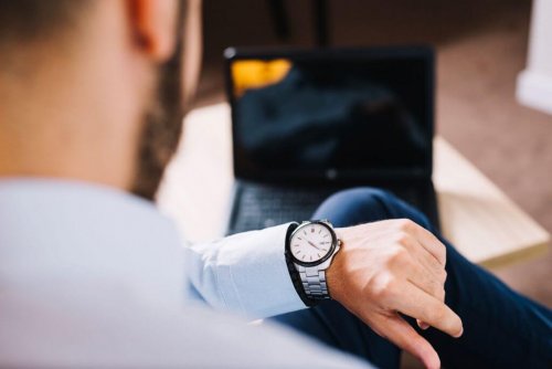 Homem olhando para o relógio